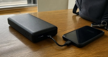 Große Powerbank lädt ein Smartphone