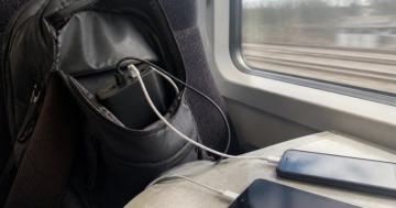 Powerbank mit mehreren Anschlüssen im Rucksack