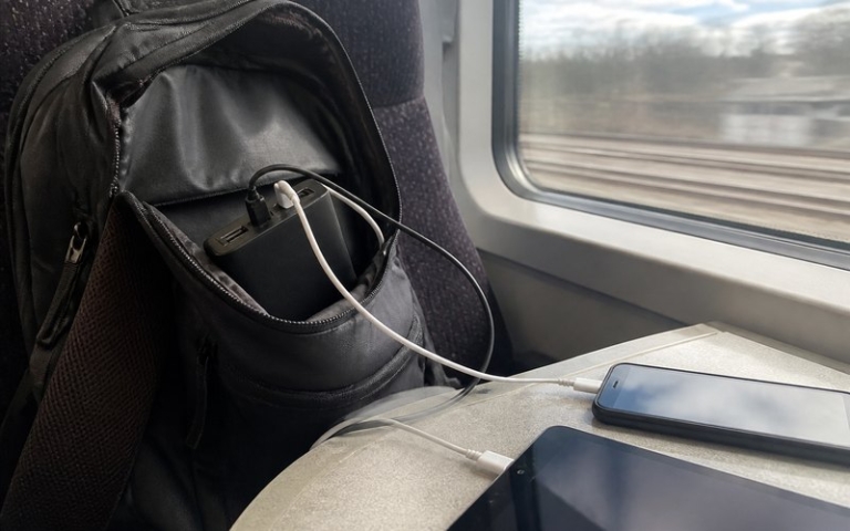 Powerbank mit mehreren Anschlüssen im Rucksack