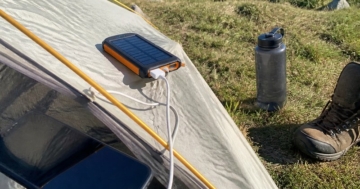 Solar-Powerbank auf dem Zelt in der Sonne