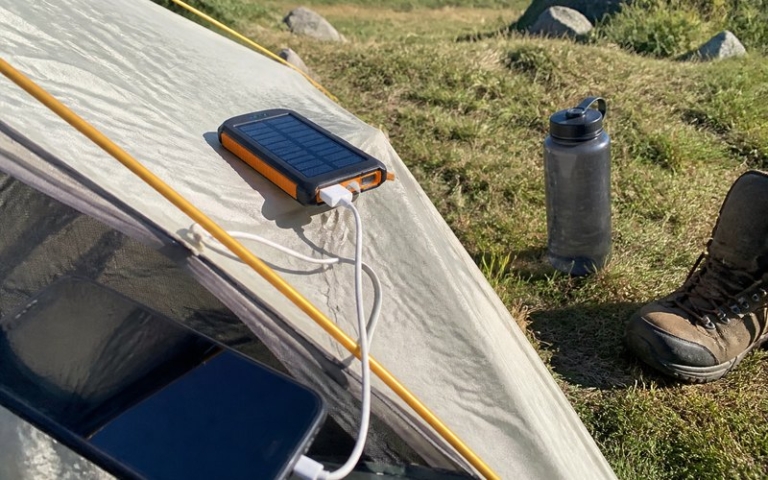 Solar-Powerbank auf dem Zelt in der Sonne