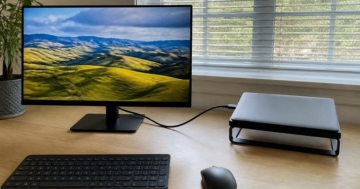 Monitor mit USB-C-Kabel am Notebook