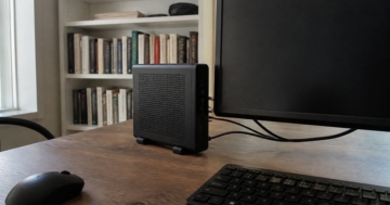 Mini-PC neben dem Monitor auf dem Schreibtisch