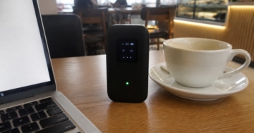 Mobiler WLAN-Router auf dem Cafétisch
