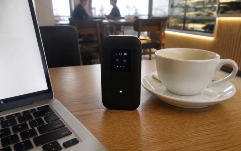 Mobiler WLAN-Router auf dem Cafétisch