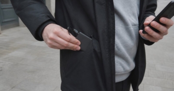 Kleine Powerbank in der Jackentasche