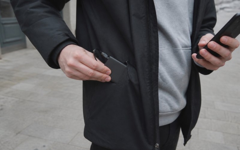 Kleine Powerbank in der Jackentasche