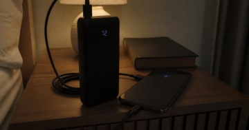 Powerbank mit Ladeanzeige auf dem Nachttisch