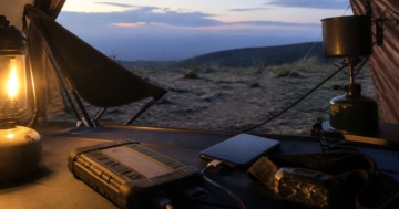 Powerbank und Lampe im Zeltvorraum