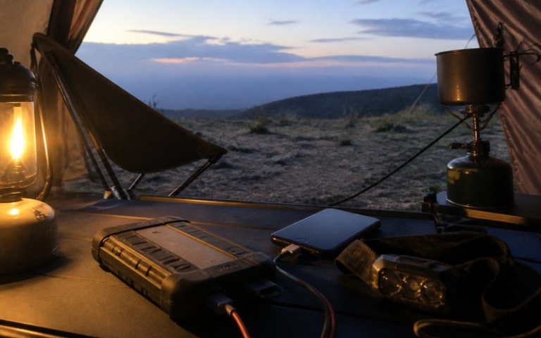 Powerbank und Lampe im Zeltvorraum