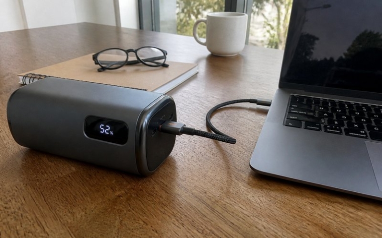 Powerbank lädt Notebook über USB-C