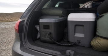 Powerbank mit 12V-Anschluss im Kofferraum