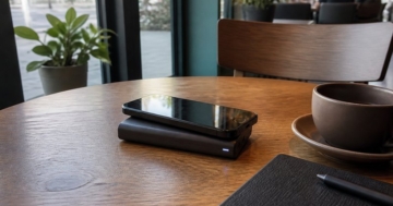 Powerbank lädt Smartphone kabellos