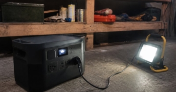 Powerbank mit Steckdose versorgt ein Gerät