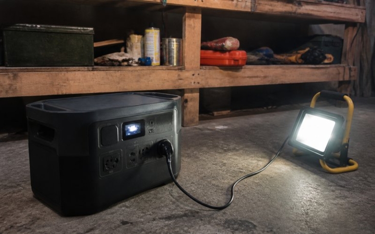 Powerbank mit Steckdose versorgt ein Gerät