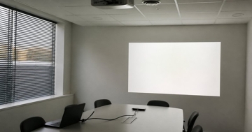 Beamer projiziert eine Präsentation im Besprechungsraum