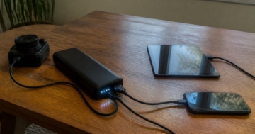 Sehr große Powerbank mit mehreren Kabeln